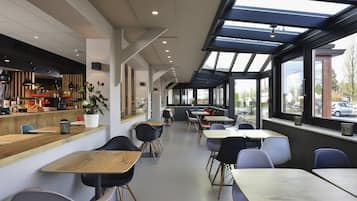 Dagelijks ontbijtbuffet (EUR 17 per persoon)