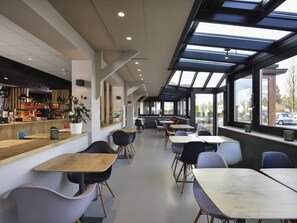 Tägliches Frühstücksbuffet (18 EUR pro Person)