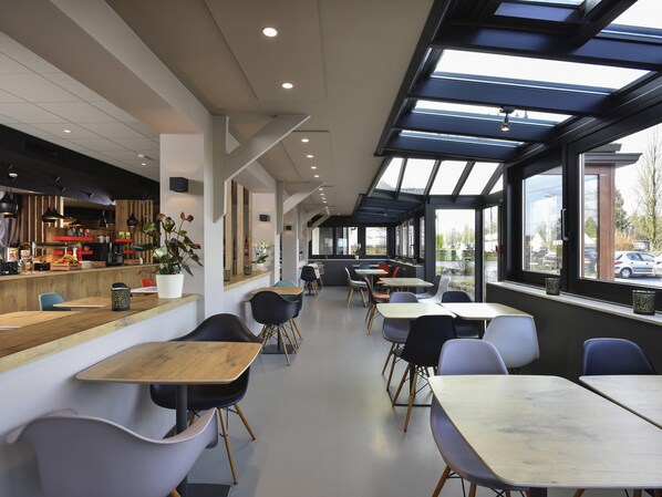 Tägliches Frühstücksbuffet (17 EUR pro Person)