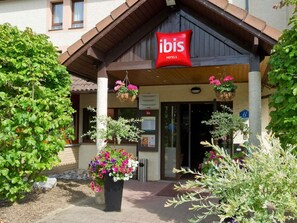 Exterior - ibis Charleroi Airport Brussels South (Fleurus)