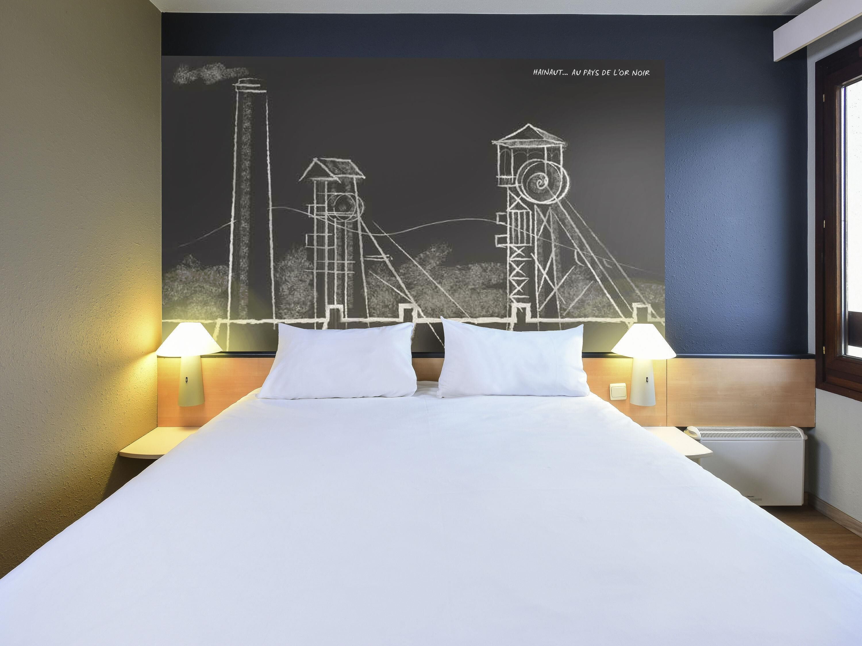 Habitación doble estándar, varias camas | Escritorio, insonorización y tabla de planchar con plancha 