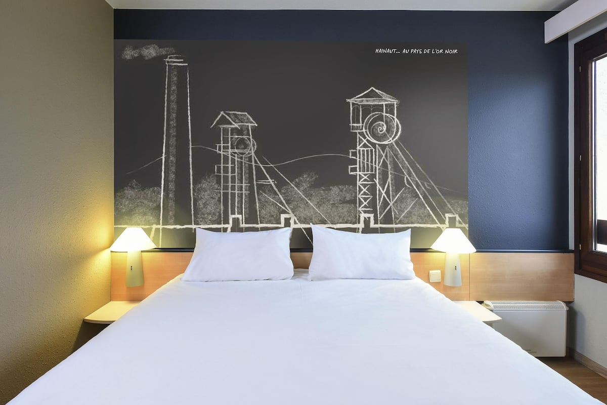 Habitación doble estándar, varias camas | Escritorio, insonorización y tabla de planchar con plancha