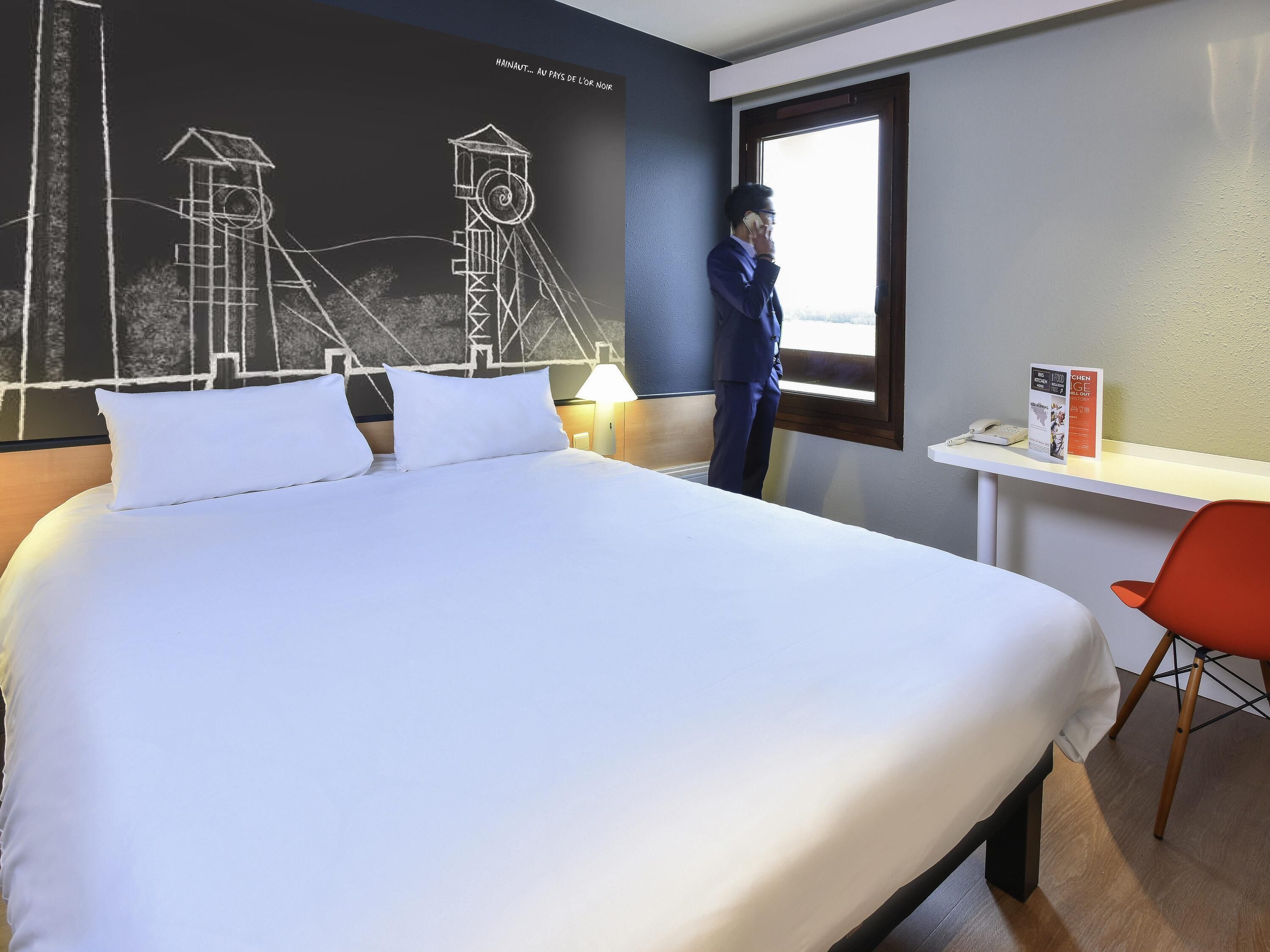 Escrivaninha, ferros/tábuas de passar roupa, berços grátis