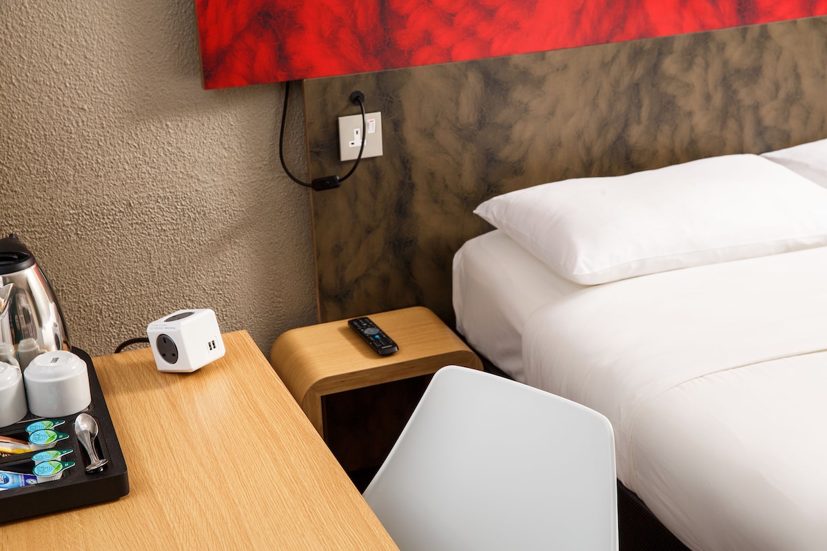 Escritorio, cortinas blackout, cunas gratuitas y wifi gratis