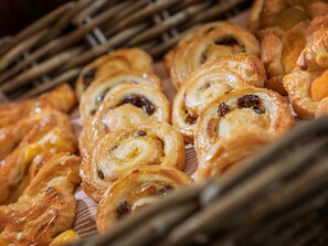 Tägliches Frühstücksbuffet (9.95 GBP pro Person)