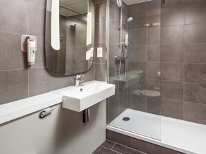 Habitación doble, 1 cama matrimonial | Escritorio, cortinas blackout, cunas gratuitas y wifi gratis 