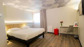 Hochwertige Bettwaren, Schreibtisch, schallisolierte Zimmer