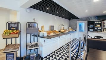 Petit déjeuner buffet servi tous les jours en supplément
