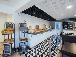 Desayuno buffet todos los días (con cargo)