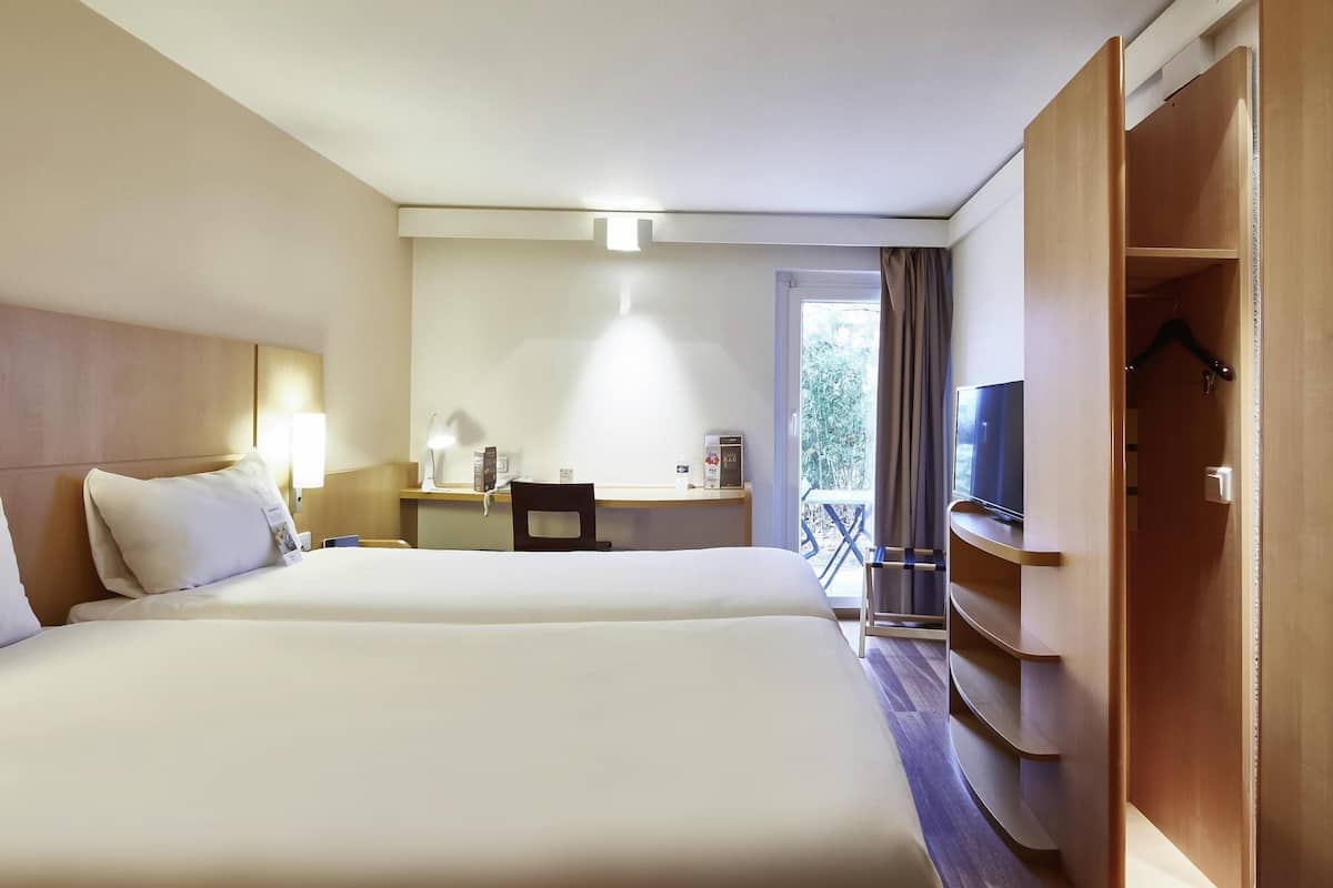 Ropa de cama de alta calidad, escritorio y sistema de insonorización