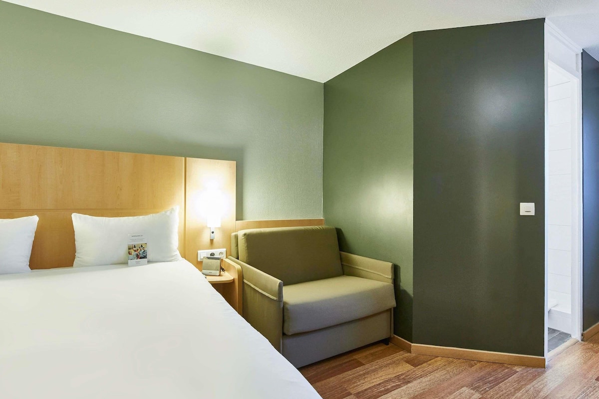 Roupas de cama premium, escrivaninha, quartos à prova de som