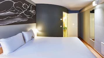 Habitación doble estándar, 1 cama matrimonial | Ropa de cama de alta calidad, escritorio y insonorización