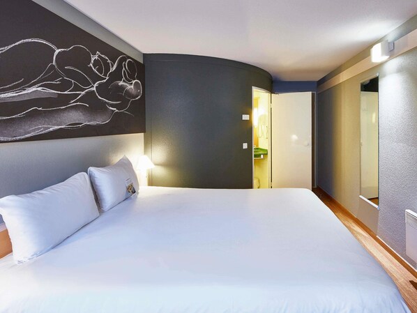 Habitación doble estándar, 1 cama matrimonial | Ropa de cama de alta calidad, escritorio y insonorización 