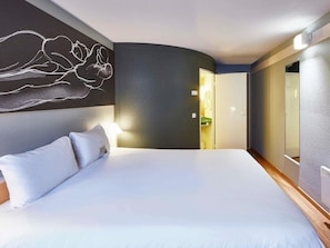 Quarto casal standard, 1 cama de casal | Roupas de cama premium, escrivaninha, quartos à prova de som