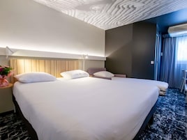 Ropa de cama de alta calidad, escritorio y sistema de insonorización 