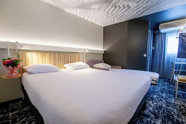 Premium bedding, desk, soundproofing, iron/ironing board (on request)