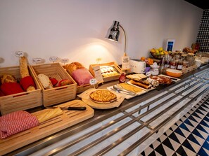 Buffet déjeuner servi tous les jours en supplément