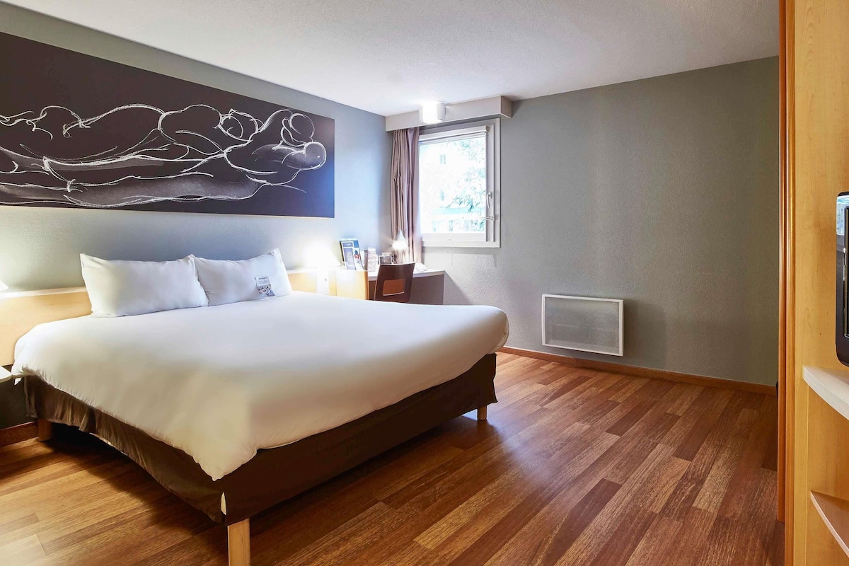 Quarto casal standard, 1 cama de casal | Roupas de cama premium, escrivaninha, quartos à prova de som