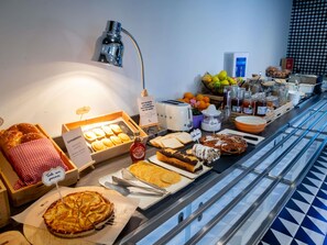 A buffet with various food items, including pastries, fruits, and condiments. - ibis Haguenau Strasbourg Nord (Haguenau)