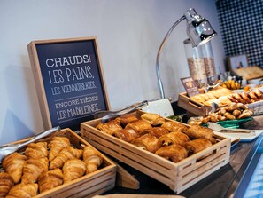 Serveert lunch en diner, lokale gerechten