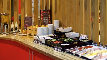 Frukostbuffé varje dag (EUR 11 per person)