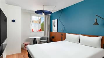 Kahden hengen huone, 1 parisänky | Tallelokero huoneessa, työpöytä, äänieristys, silitysrauta/-lauta