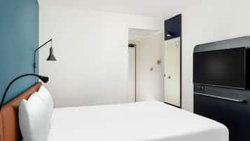 Habitación doble, 1 cama doble | Caja fuerte, escritorio, sistema de insonorización
