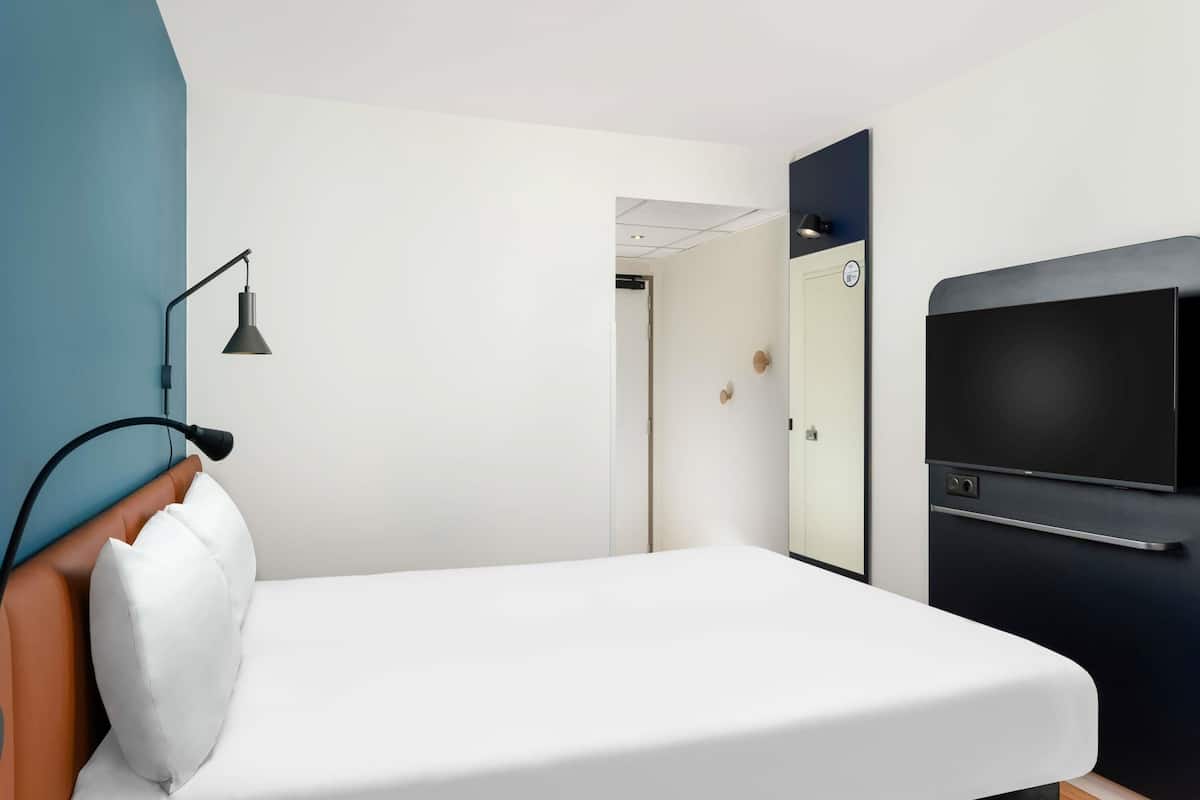 Double Room, 1 Double Bed | In-room safe, desk, soundproofing, iron/ironing board