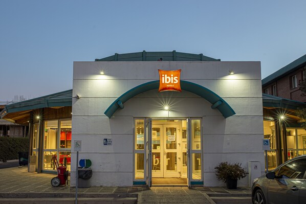 Property entrance - ibis Mendoza Hotel (Guaymallen)