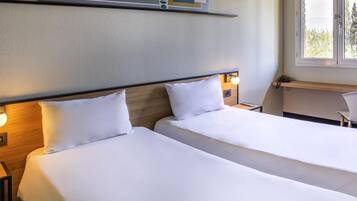 Standaard kamer, 2 eenpersoonsbedden | Een minibar, een bureau, verduisterende gordijnen, gratis babybedden