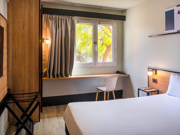 Camera Standard, 1 letto matrimoniale | Minibar, una scrivania, tende oscuranti