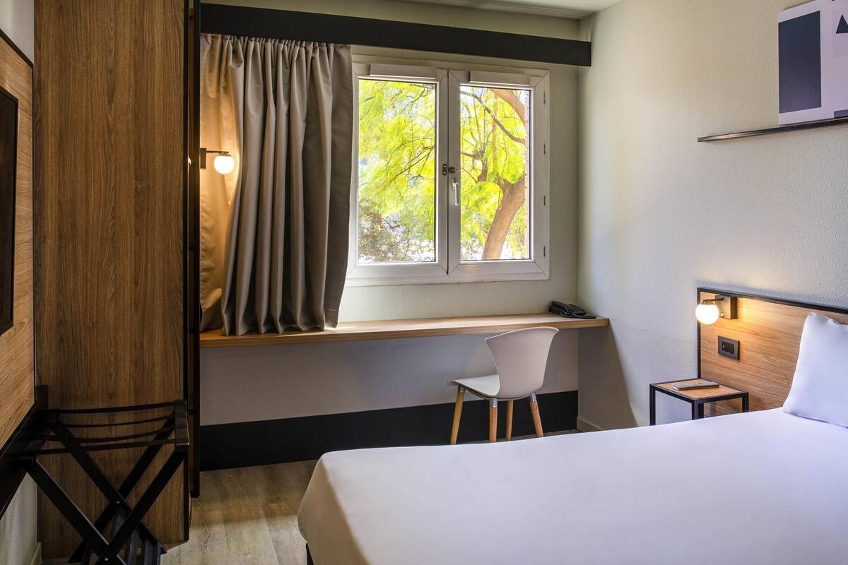 Rom – standard, 1 dobbeltseng | Minibar, skrivebord, blendingsgardiner og lydisolert