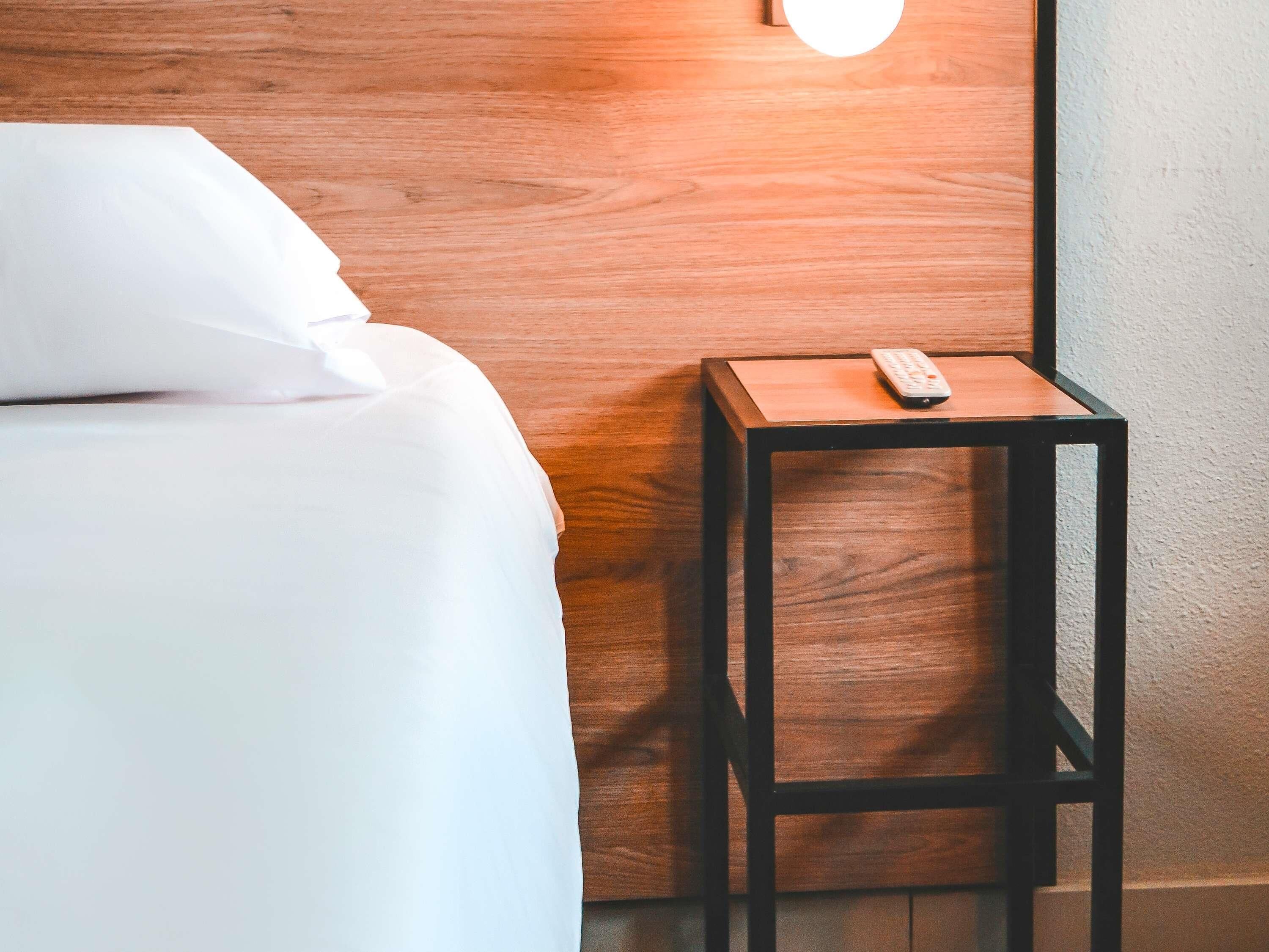 Minibar, escritorio, cortinas blackout y sistema de insonorización 