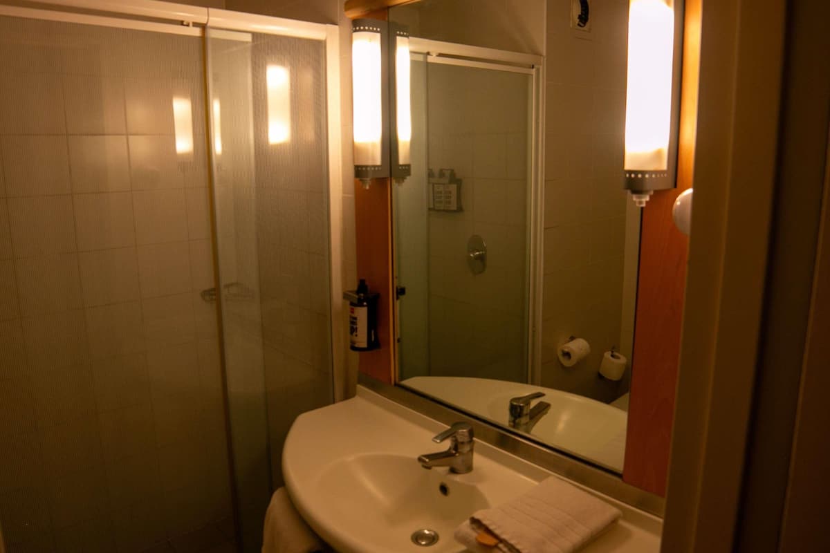 Chambre Standard, 1 lit double | Minibar, bureau, rideaux dâobscurcissement, systĂšme dâinsonorisation