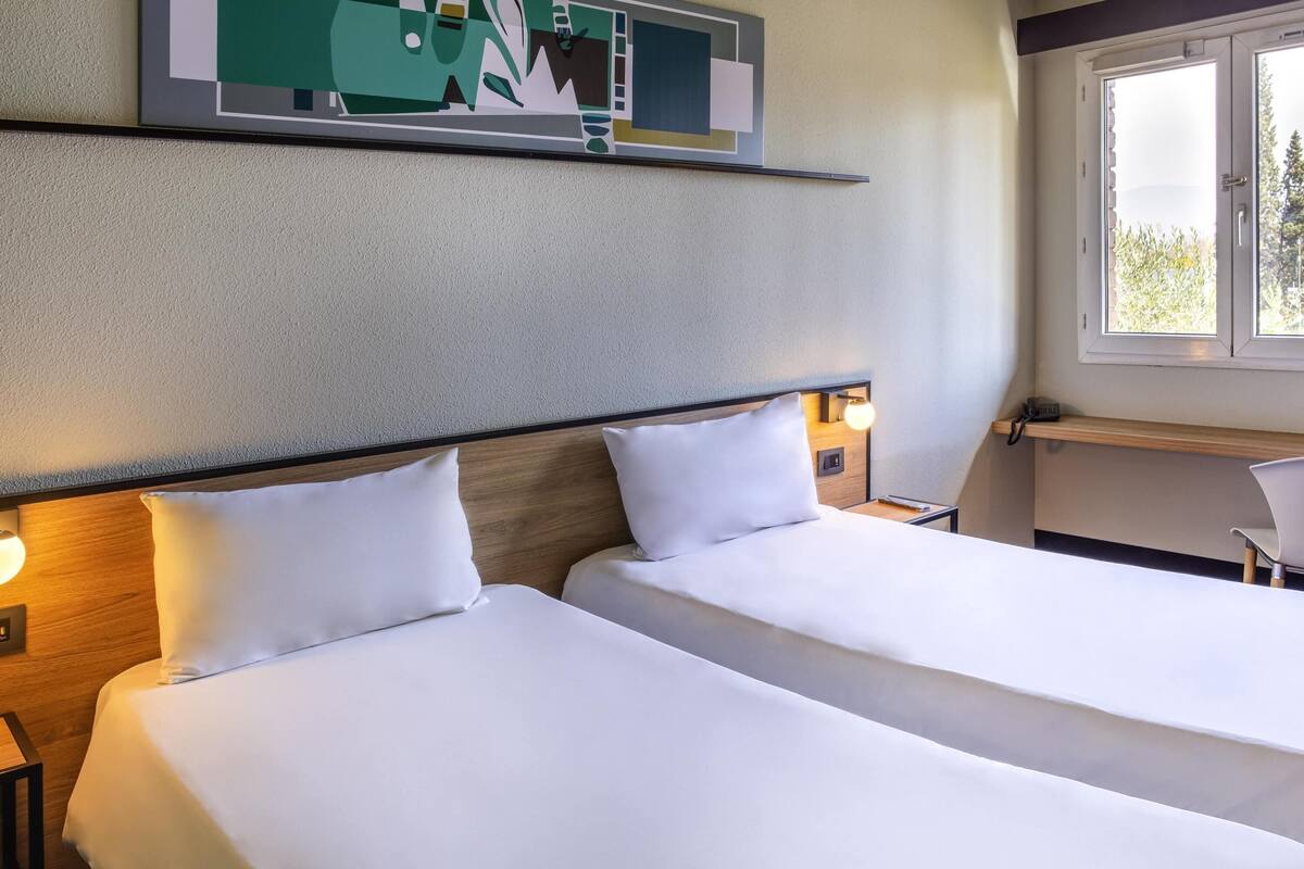 Rom – standard, 2 enkeltsenger | Minibar, skrivebord, blendingsgardiner og lydisolert