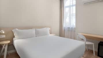 Habitación doble | Caja fuerte, escritorio, wifi gratis y ropa de cama