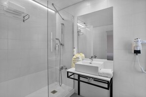 Badewanne, kostenlose Toilettenartikel, Haartrockner, Handtücher