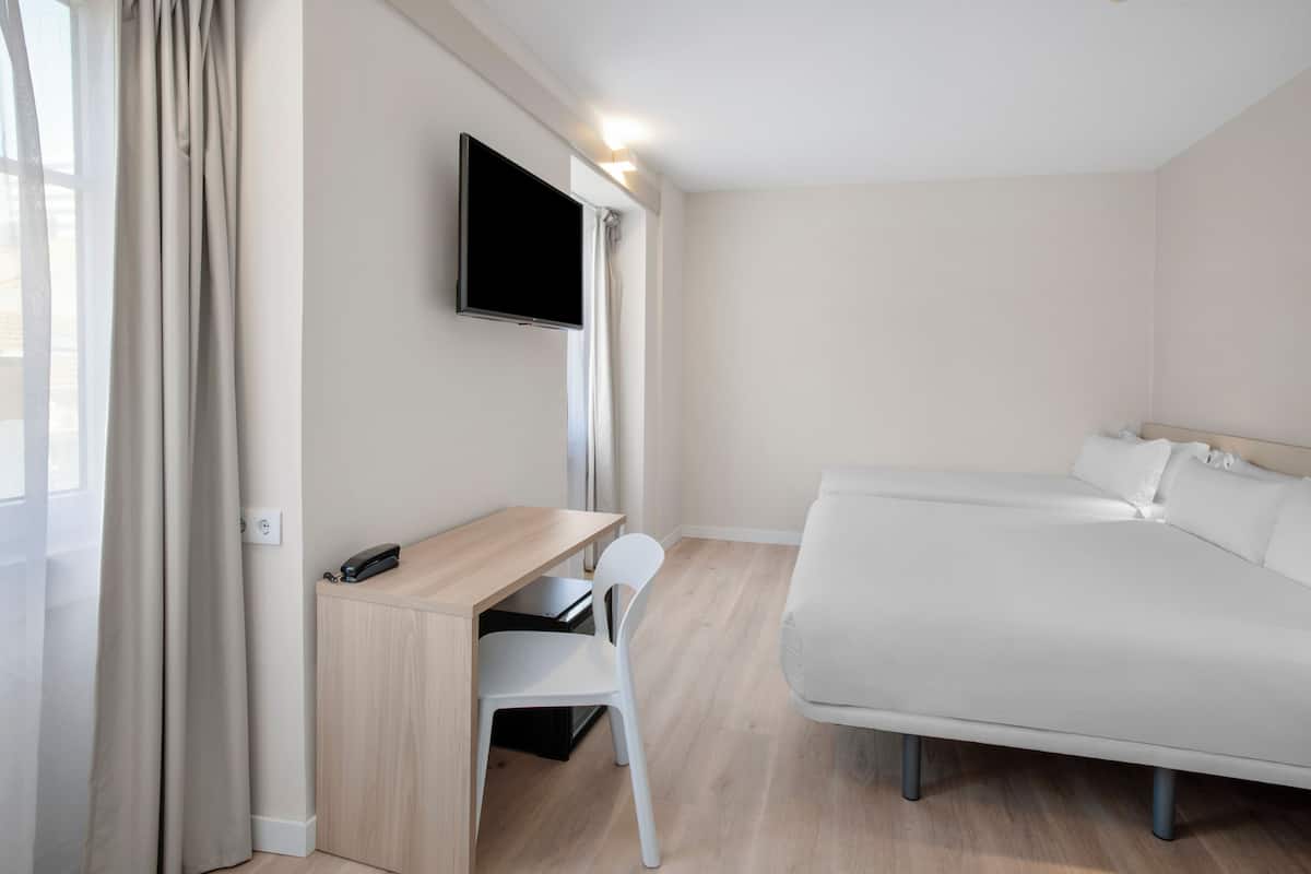 Family Room | In-room safe, desk, free WiFi, bed sheets