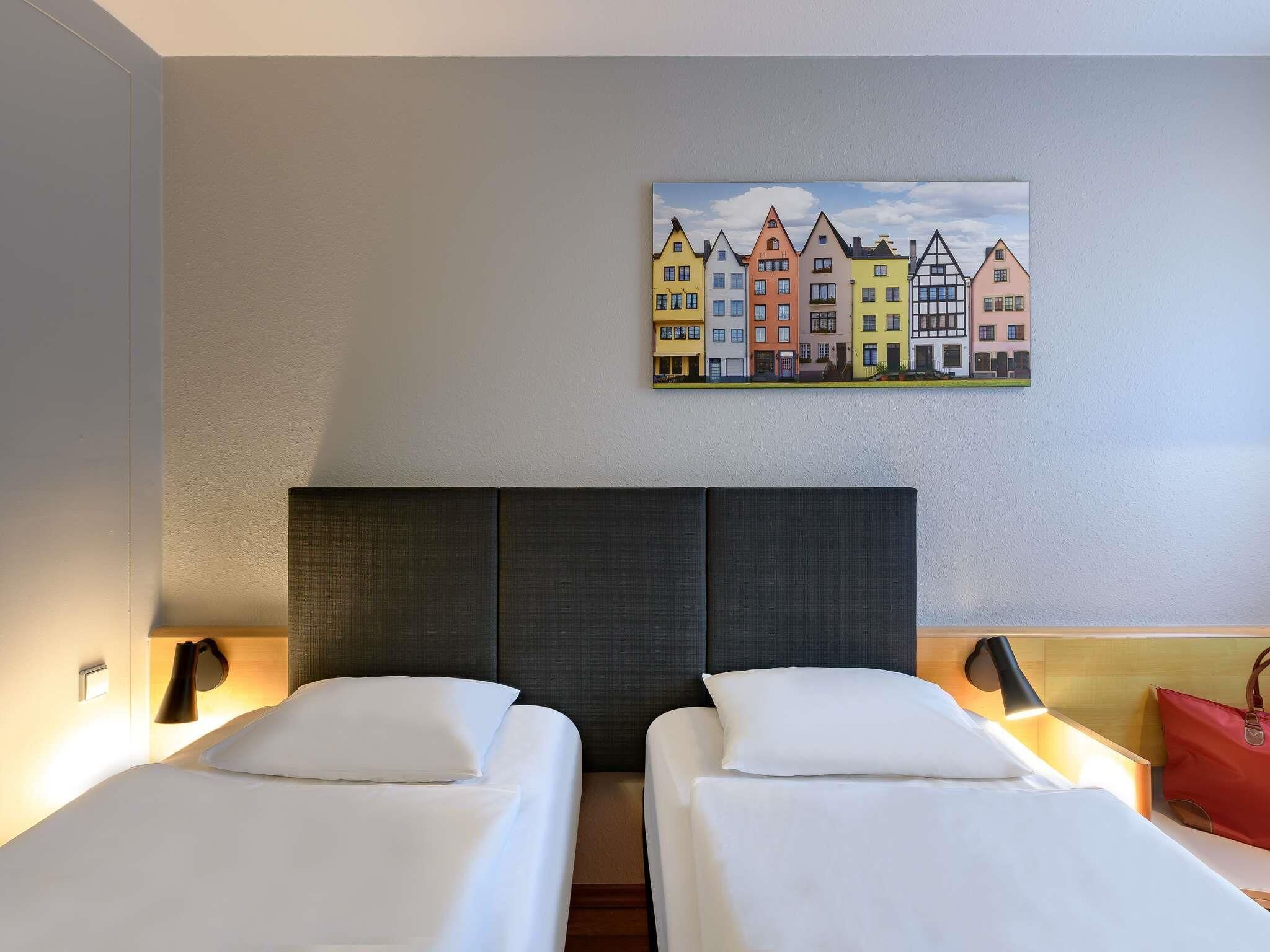 Standaard Twin kamer, 2 eenpersoonsbedden | Een bureau, verduisterende gordijnen, geluiddichte muren