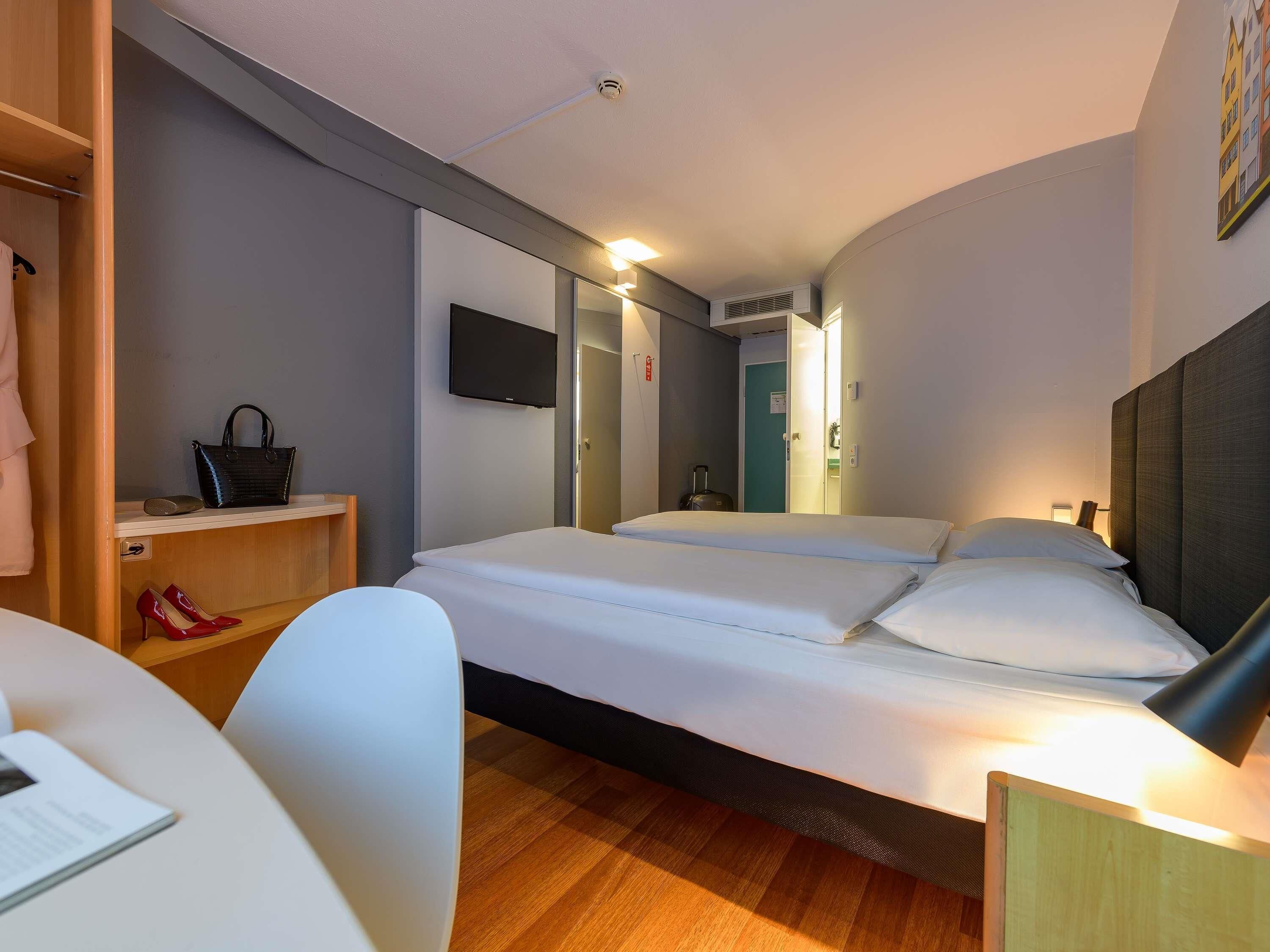 Standard Twin Room, 2 Twin Beds | Desk, blackout drapes, soundproofing, iron/ironing board