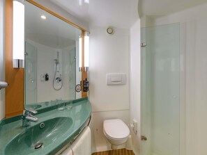 Shower, eco-friendly toiletries, hair dryer, towels - ibis Köln Frechen (Frechen)