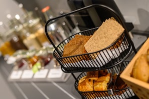 Petit déjeuner buffet (17.50 EUR par personne)