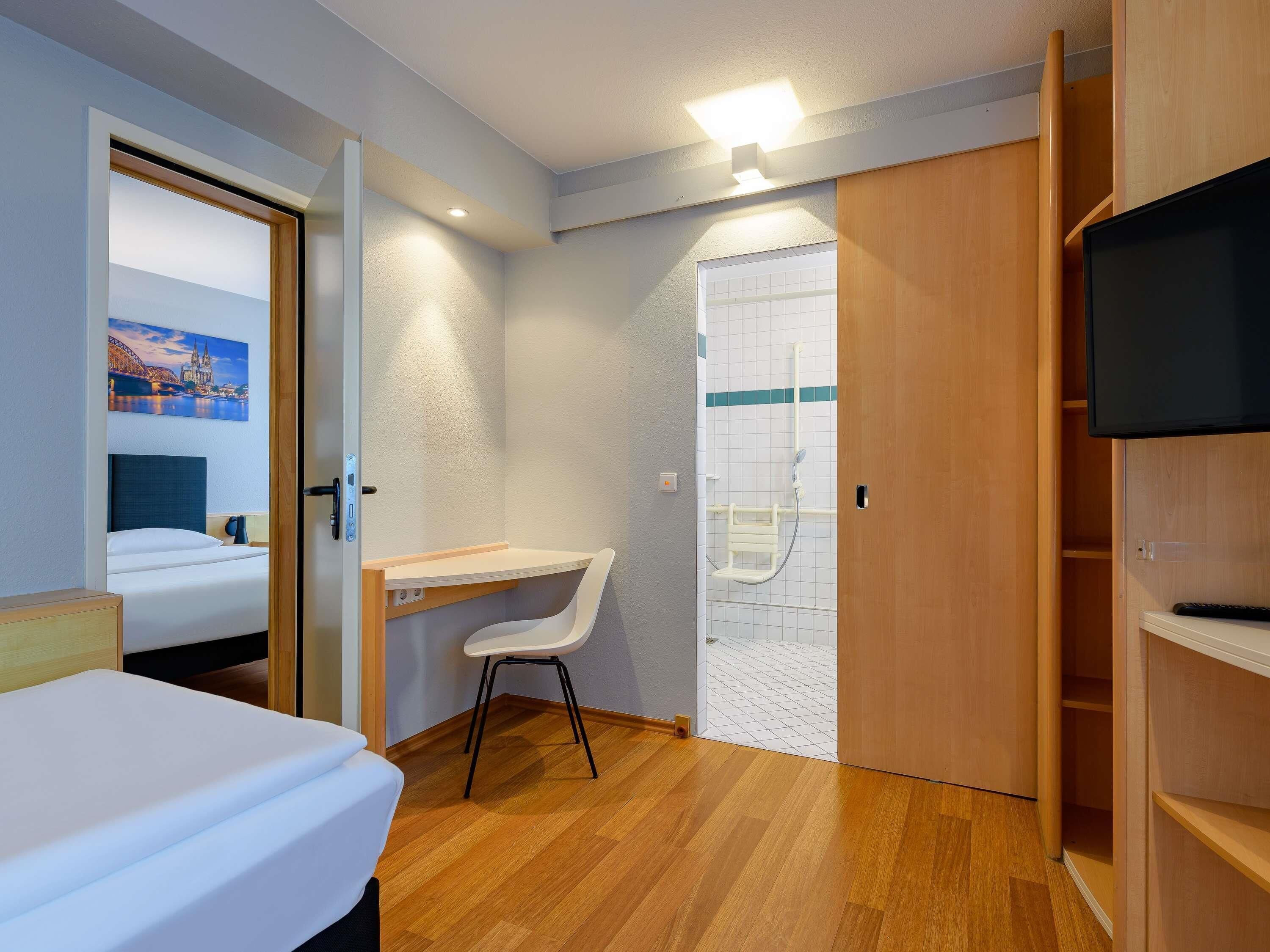 Standard Room, 1 Twin Bed, Accessible | Desk, blackout drapes, soundproofing, iron/ironing board (on request)