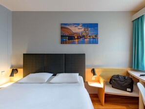 Desk, blackout curtains, soundproofing, iron/ironing board - ibis Köln Frechen (Frechen)