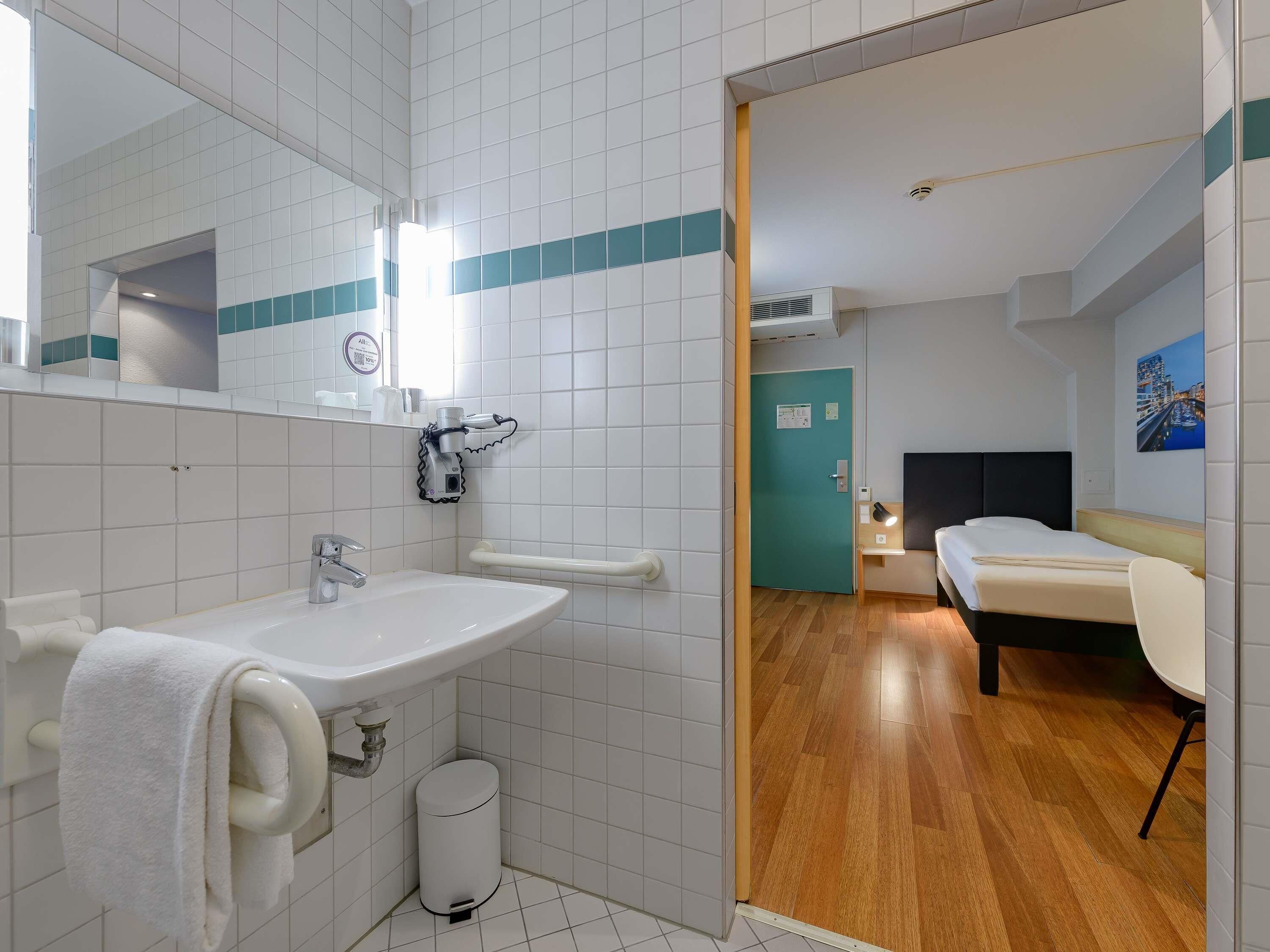 Kamar Standar, 1 Tempat Tidur Twin, akses difabel | Meja kerja, tirai kedap cahaya, kedap suara, dan setrika/meja setrika