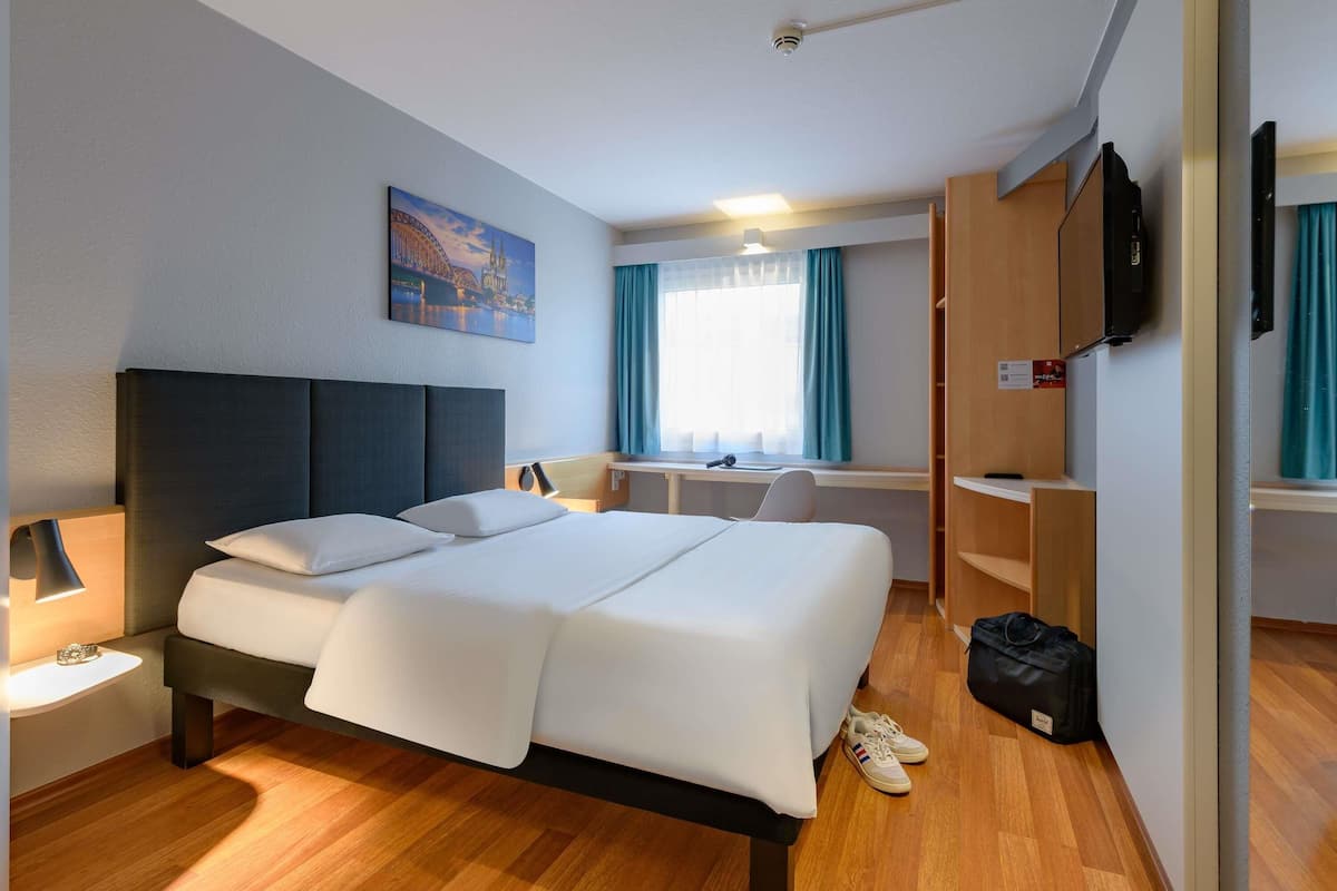 Standard Room, 1 Double Bed | Desk, blackout drapes, soundproofing, iron/ironing board