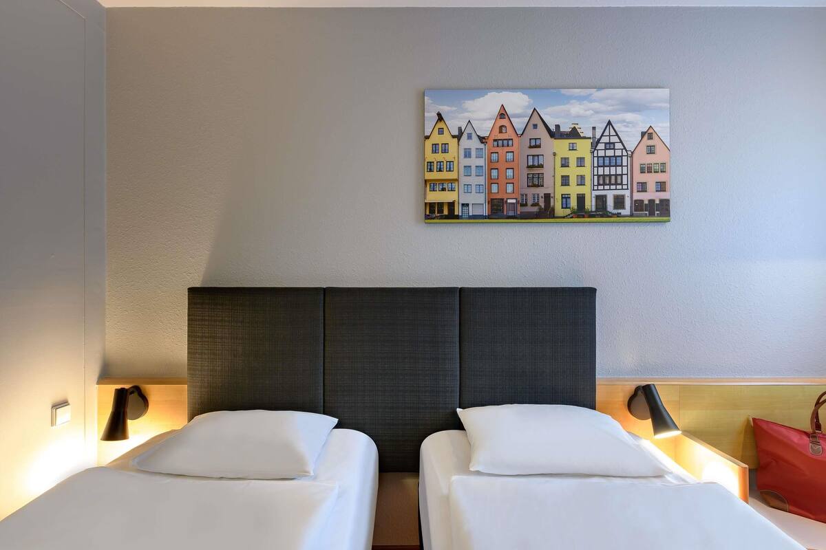 Standard Twin Room, 2 Twin Beds | Desk, blackout drapes, soundproofing, iron/ironing board (on request)
