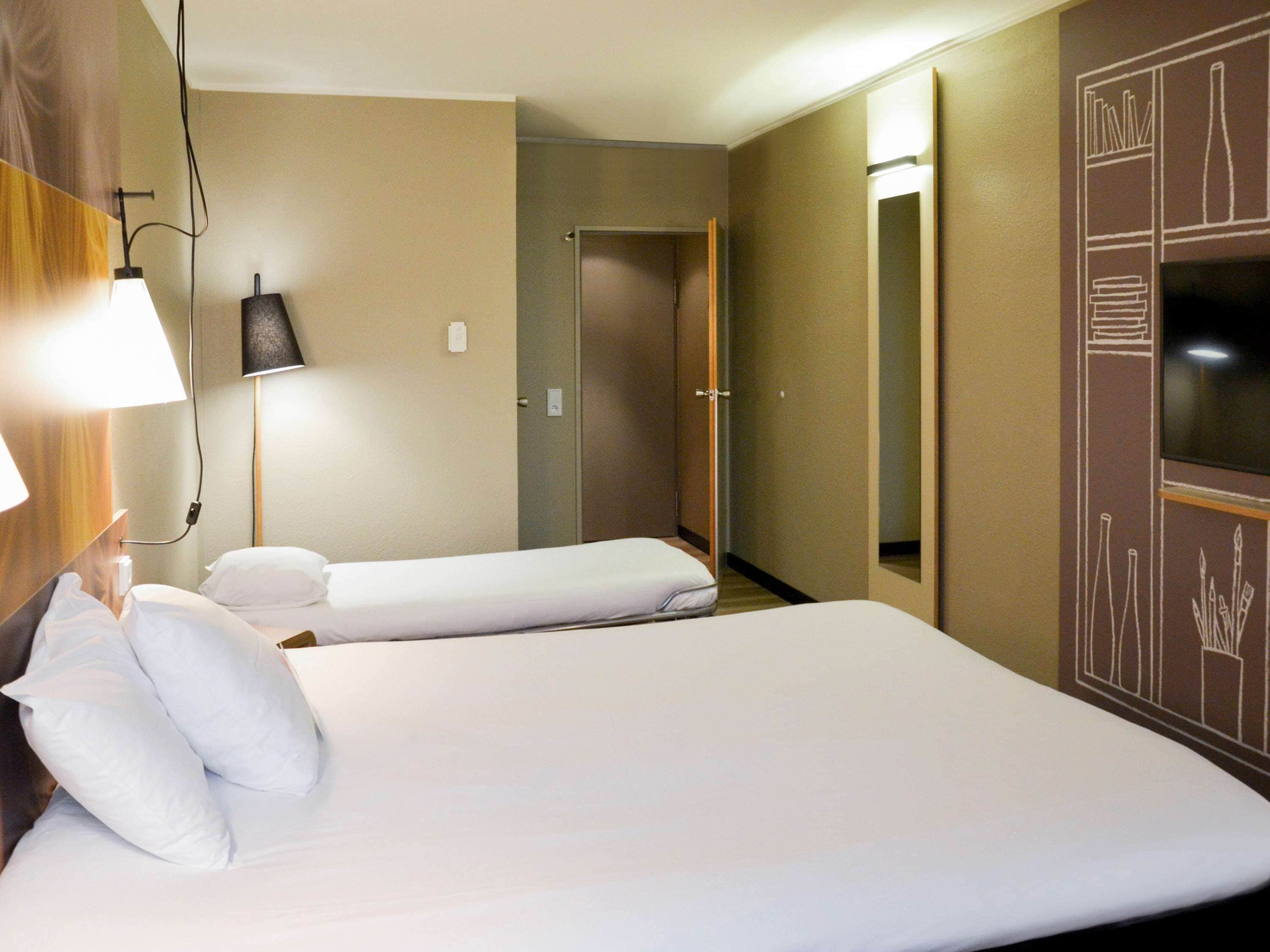 standard room, multiple beds | pillow-top beds, desk, blackout curtains, soundproofing