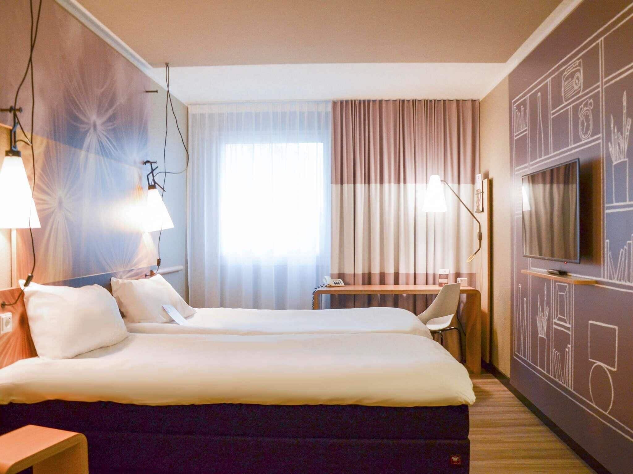 Kahden hengen standard-huone (kaksi sänkyä), 2 yhden hengen sänkyä | Pillowtop-patjalliset sängyt, työpöytä, pimennysverhot, äänieristys