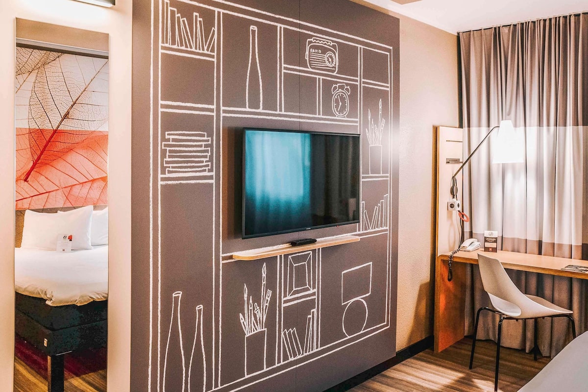 Tomannsrom – standard, 2 enkeltsenger | Senger med overmadrass, skrivebord, blendingsgardiner og lydisolert